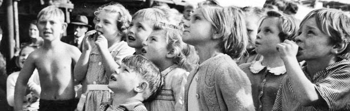 schools children on the pier in 1954